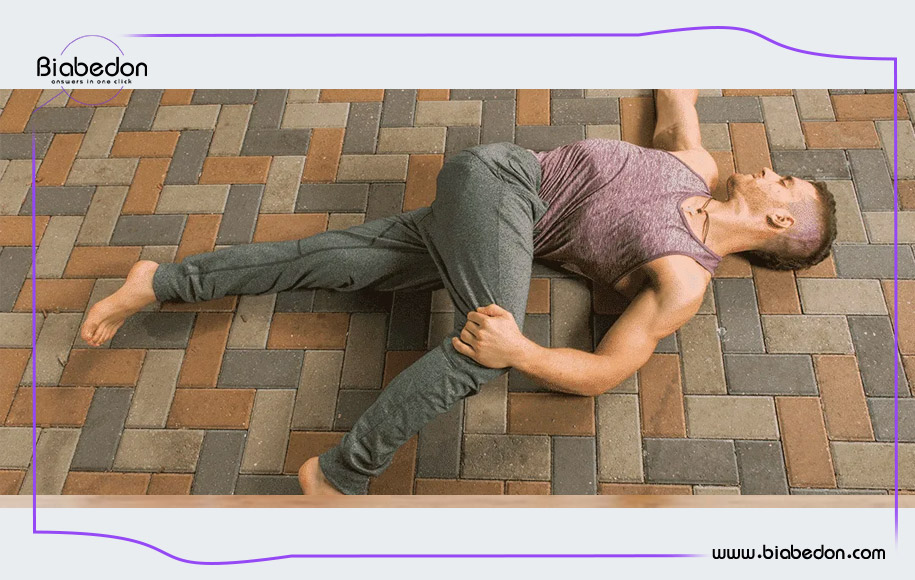 تمرین هفتم یوگا برای کمر درد: حرکت پیچ ستون فقرات در حالت درازکش (Supine Spinal Twist)