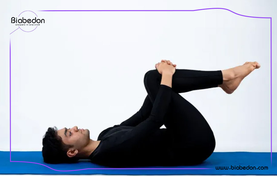 تمرین هشتم یوگا برای کمر درد: حرکت زانو به سینه (Knees-to-Chest Pose)
